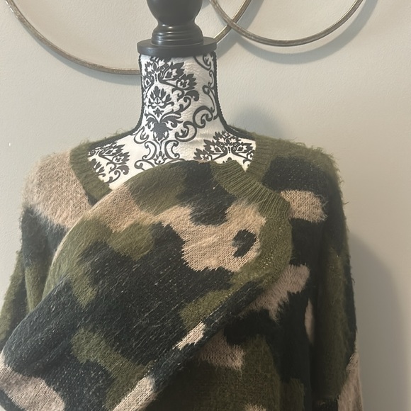NWOT.  Woman’s long sleeve eyelash sweater with round neckline & predator print. - Picture 5 of 10